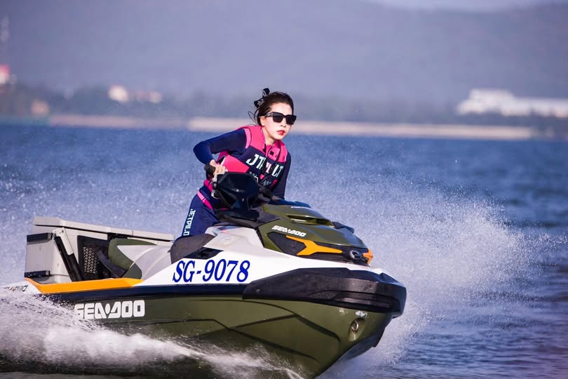 ông xã mải mê công việc, người vợ ở nhà chìm đắm tình dục với bố chồng