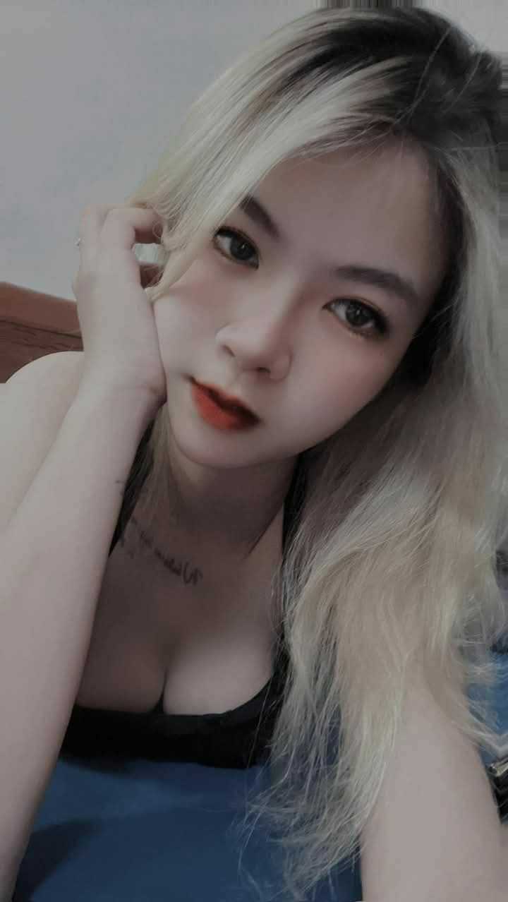 Ngôi sao của đài P 'LonelyMeow' đã quan hệ tình dục với một người đàn ông nước ngoài có 'của quý' dài trong khách sạn mà không dùng bao cao su!